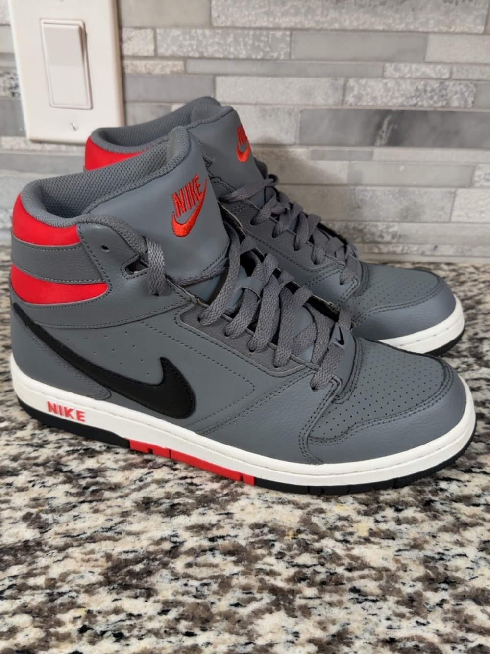 Mens Nike Prestige IV High sneakers
in Gray and Black